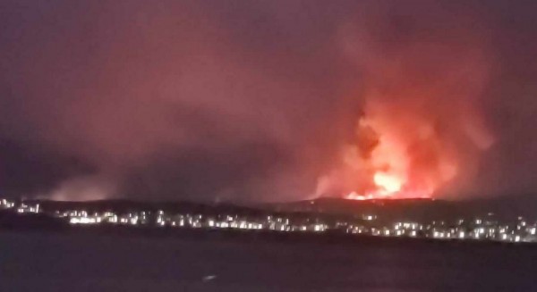 ΦΩΤΙΑ ΕΥΒΟΙΑΣ: Δύσκολη νύχτα για Αρτάκη, Βατώντα, Ψαχνά - Αναζωπύρωση της φωτιάς μόλις σταμάτησαν τα εναέρια μέσα