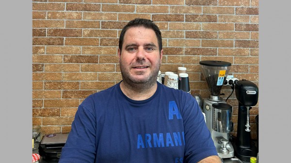 ΓΙΩΡΓΟΣ ΠΕΤΑΧΤΗΣ: Φροντίζει να ξεκινήσει η μέρα σου με χαμόγελα και χειροποίητες λιχουδιές!