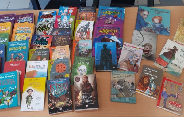 Δύο εκδοτικοί οίκοι δώρισαν 30 βιβλία στη Βιβλιοθήκη Καθενών