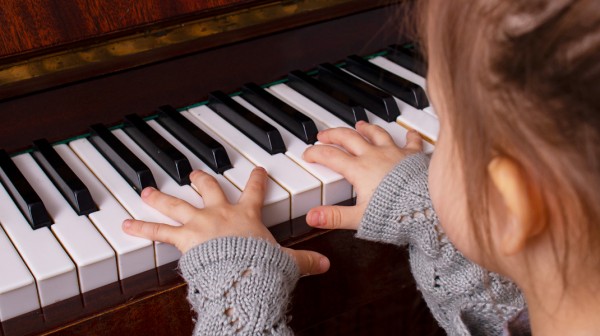 Δύο κόσμοι, μία παιδική ηλικία