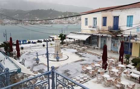 Ασπρισε ο Πόρος από το χαλάζι που έπεσε