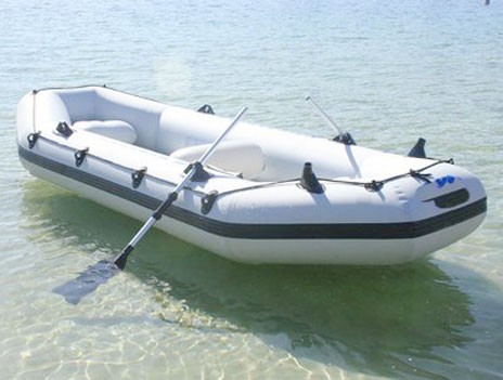 Πέταξαν από τον Αγιο σκάφος και τρέιλερ