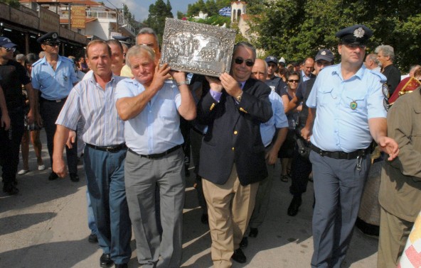 Οι προσκυνητές μετέφεραν το σκήνωμα του Αγίου