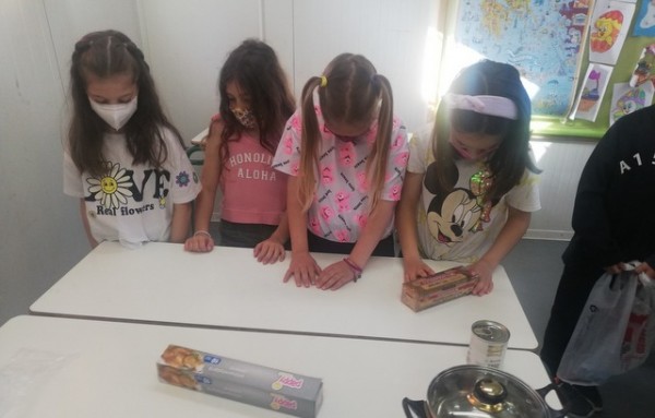 ΧΑΛΚΙΔΑ: Οι μικροί ζαχαροπλάστες του 23ου Δημοτικού Σχολείου έφτιαξαν τρουφομπαλίτσες