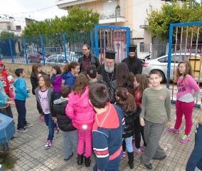 Τα παιδιά υποδέχτηκαν με χαρά τον Μητροπολίτη