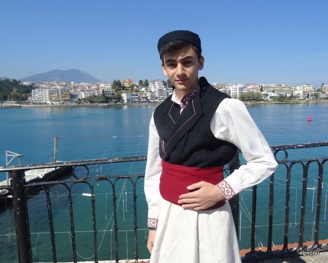 Ο Κωνσταντίνος πήγε στην παρέλαση με παραδοσιακή φορεσιά