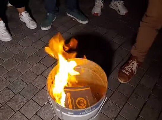 ΔΑΣΚΑΛΟΙ ΧΑΛΚΙΔΑΣ: Το κάψιμο των βιβλίων μας γυρίζει σε εποχές Μεσαίωνα, φασισμού και ναζισμού