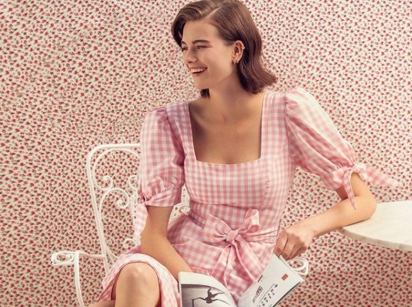 Αυτά είναι τα 4 ρούχα και αξεσουάρ που δεν λείπουν από τη ντουλάπα καμίας Γαλλίδας!