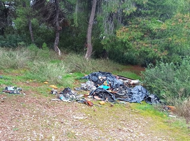 ΚΩΛΟΒΡΕΧΤΗΣ: Ασυνείδητοι έχουν μετατρέψει σε σκουπιδότοπο το δασάκι πάνω από την παραλία