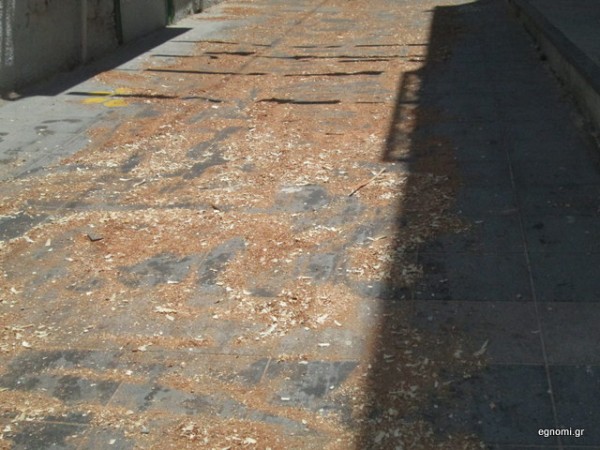 ΧΑΛΚΙΔΑ: Δρόμος γέμισε λάδια και πριονίδι