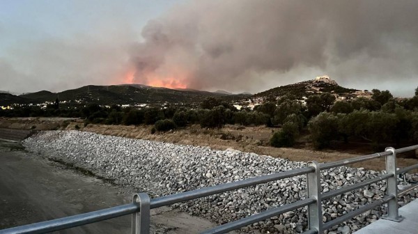 ΦΩΤΙΑ ΣΤΗΝ ΕΥΒΟΙΑ: Παραμένει ανεξέλεγκτη η πυρκαγιά και η νύχτα αναμένεται δύσκολη - Σταμάτησαν τις ρίψεις 11 αεροσκάφη και 6 ελικόπτερα