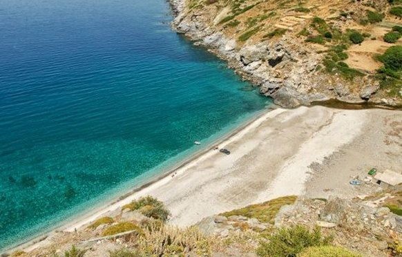 Εκδρομή με μοτό για μπάνιο σ΄αυτή την παραλία