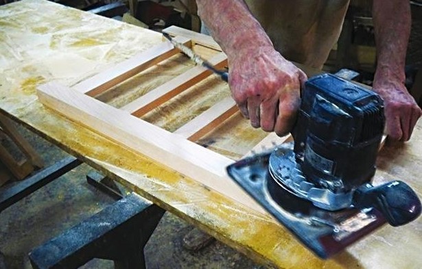 Κόβουν πίτα σε τσιπουράδικο οι επιπλοξυλουργοί της Εύβοιας