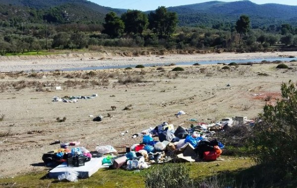 ΑΦΡΑΤΙ: Σκουπιδότοπος δίπλα στην κοίτη του ποταμού Λήλα