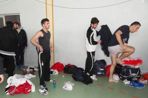 Γδύθηκαν στο διάδρομο