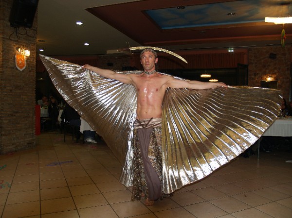 Ενα σπαθί απειλεί το ... πουλί!