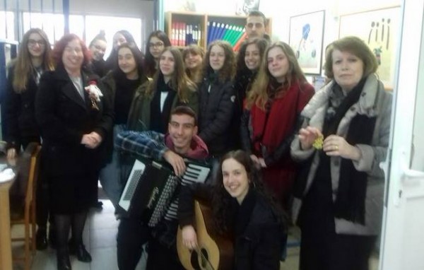 Κάλαντα, φιλανθρωπία και ...κατάχρηση γλυκών για τους μαθητές του 1ου Λυκείου Χαλκίδας