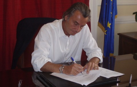 Υπογράφει σύμβαση για το Νοσοκομείο Λαμίας