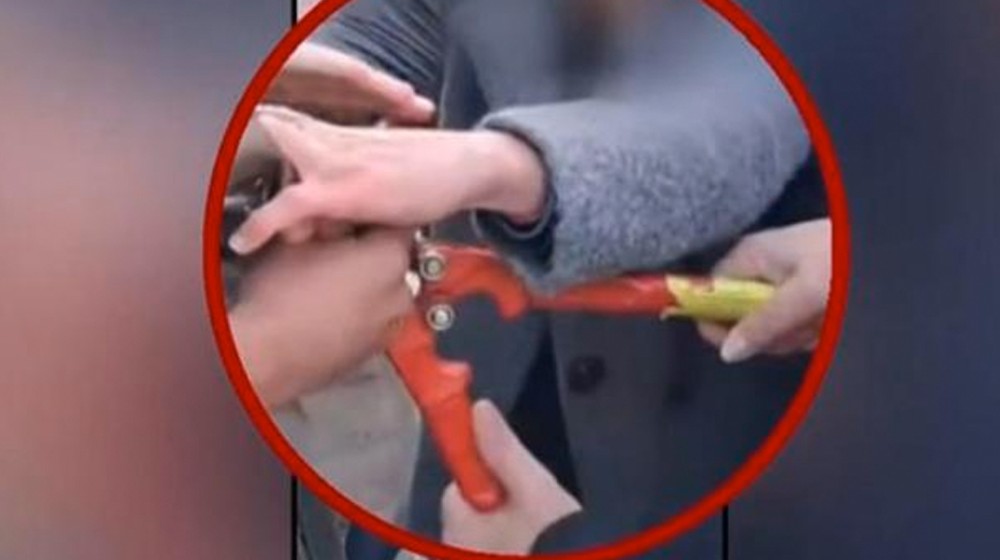 Καθηγητής έπιασε με κόφτη τα δάχτυλα μαθητή σε υπό κατάληψη ΕΠΑΛ (VIDEO)