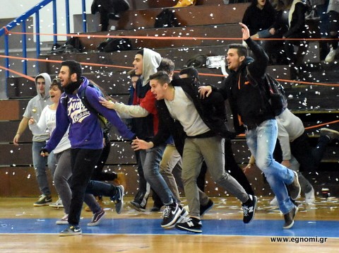 ΤΕΛΙΚΟΣ ΜΠΑΣΚΕΤ ΛΥΚΕΙΩΝ (ΚΟΡΙΤΣΙΑ): Πάθος, μάχες κάτω απ' τα καλάθια και ...ντου για τα πανηγύρια