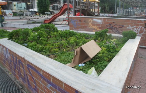 Σκουπιδότοπος το παρτέρι στην πλατεία Αγοράς
