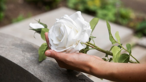 4χρονο αγοράκι έχασε τη ζωή του όταν λύθηκε το χειρόφρενο και παρασύρθηκε από το αυτοκίνητο του πατέρα του