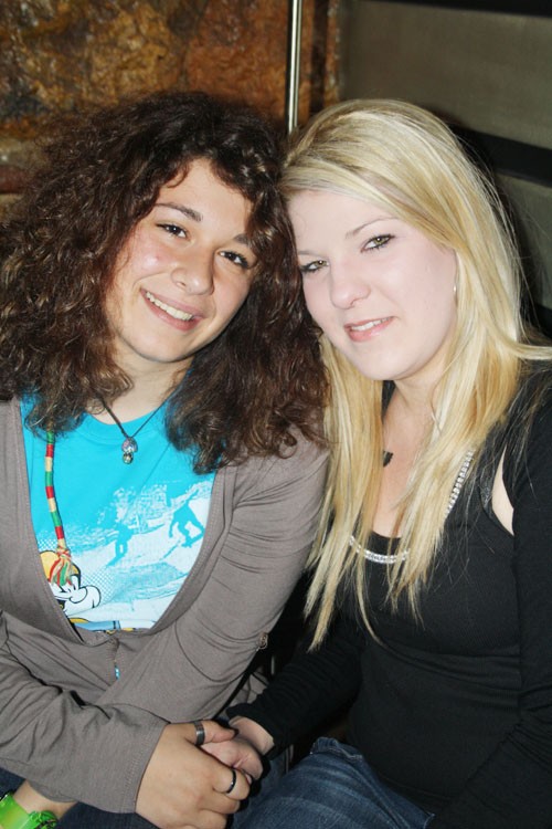 Σωστές οι ...αυτοκόλλητες