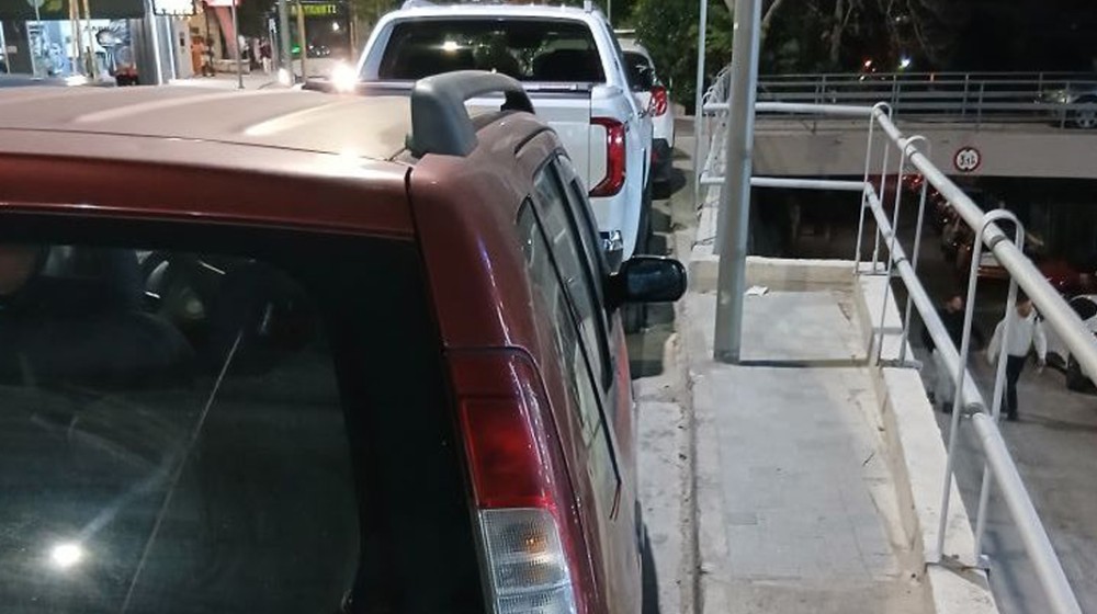 ΧΑΛΚΙΔΑ: Πως γίνεται να είναι ποδηλατόδρομος, χώρος στάθμευσης και πεζόδρομος το ίδιο σημείο στη λεωφόρο Βενιζέλου;