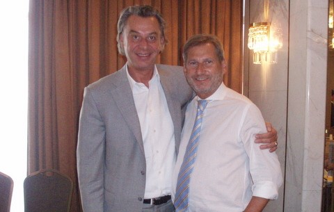 Ο Κλέαρχος αγκαλιά με τον Επίτροπο