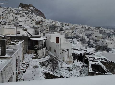 Ντύθηκε ... νυφούλα και η Σκύρος