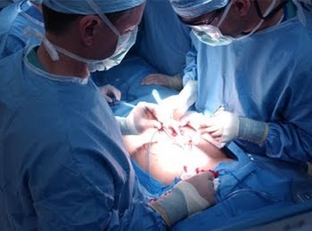 Για πρώτη φορά στον κόσμο έγινε τετραπλή μεταμόσχευση άκρων