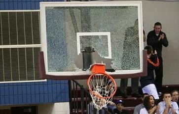 Ξαναέσπασε το ταμπλό στο κλειστό της Κανήθου!