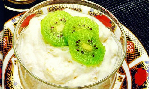 Μους γιαουρτιού με ανανά και ακτινίδια