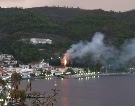 ΛΙΜΝΗ - ΕΥΒΟΙΑ: Ξέσπασε πυρκαγιά από κεραυνό