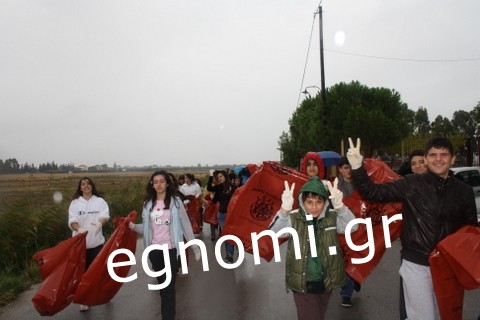 Λάμψακος: Καθάρισαν παρά τη βροχή