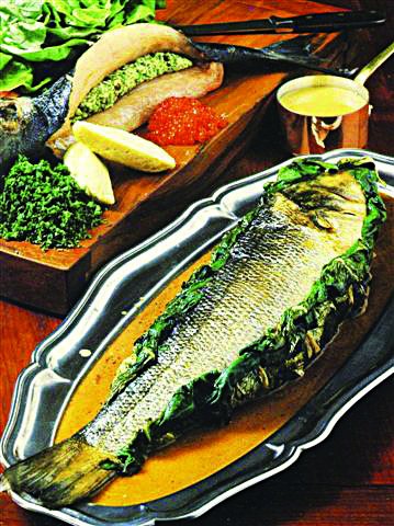 Λαβράκι στον ατμό με πατάτες