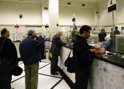 Περιορίζονται τα μετρητά