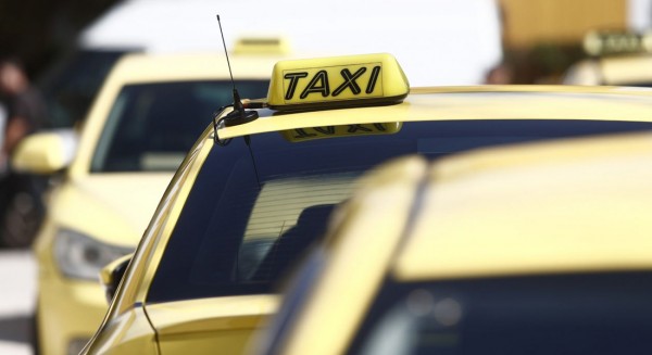 Τον δρόμο για τη φυλακή πήρε ο 45χρονος οδηγός ταξί που άρπαζε τις τραπεζικές κάρτες από ηλικιωμένες γυναίκες (VIDEO)