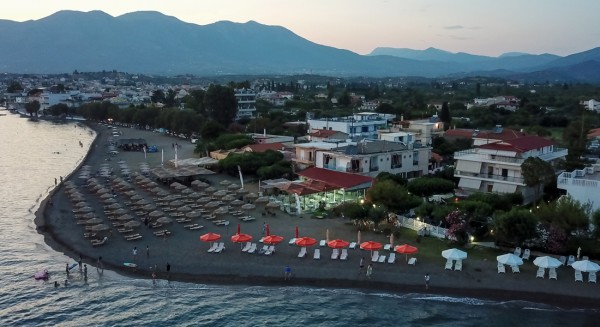 AKROGIALI BEACH ROOMS - ΑΜΑΡΥΝΘΟΣ: Αξέχαστες διακοπές πάνω στο κύμα, μόλις 1 ώρα από την Αθήνα!