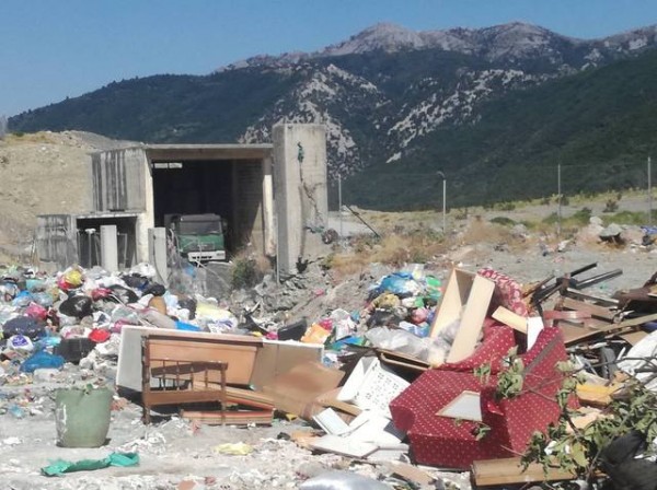 Βραδυφλεγής βόμβα η χωματερή στην Κύμη