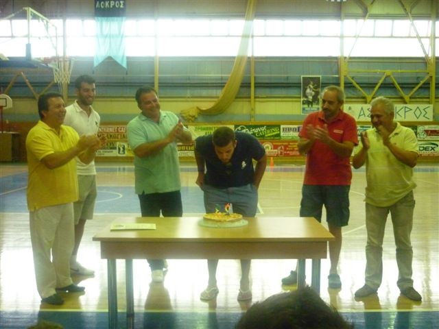 Τούρτα έκπληξη για το Νίκο Παππά