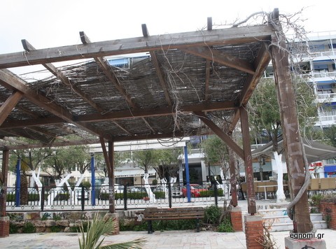 Σε μαύρο χάλι η βιτρίνα της Χαλκίδας