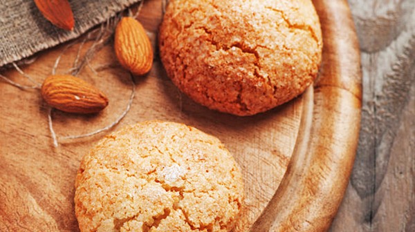 Μπισκότα με αμύγδαλο και λευκή σοκολάτα