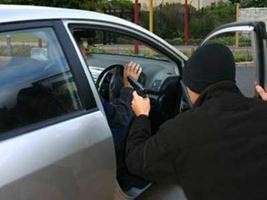 Συμμορία ακινητοποιεί οδηγούς και κλέβει ΙΧ