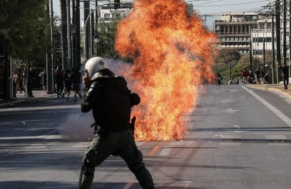 Μολότοφ και χημικά στο μαθητικό συλλαλητήριο στο Σύνταγμα