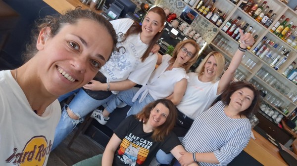 ΠΑΡΑΛΙΑ ΚΥΜΗΣ: Κεφάρει και ...ξεσηκώνει το παρεάκι στο Baron Cafe