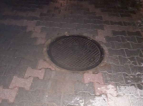 ΧΑΛΚΙΔΑ: Βούλωσε ο αγωγός της αποχέτευσης και βγαίνουν λύματα από το φρεάτιο