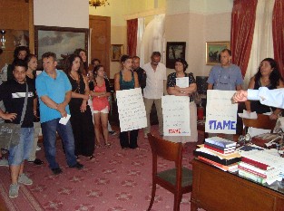 Διαμαρτυρία εκπαιδευτικών του ΠΑΜΕ στο Δήμαρχο Χαλκίδας