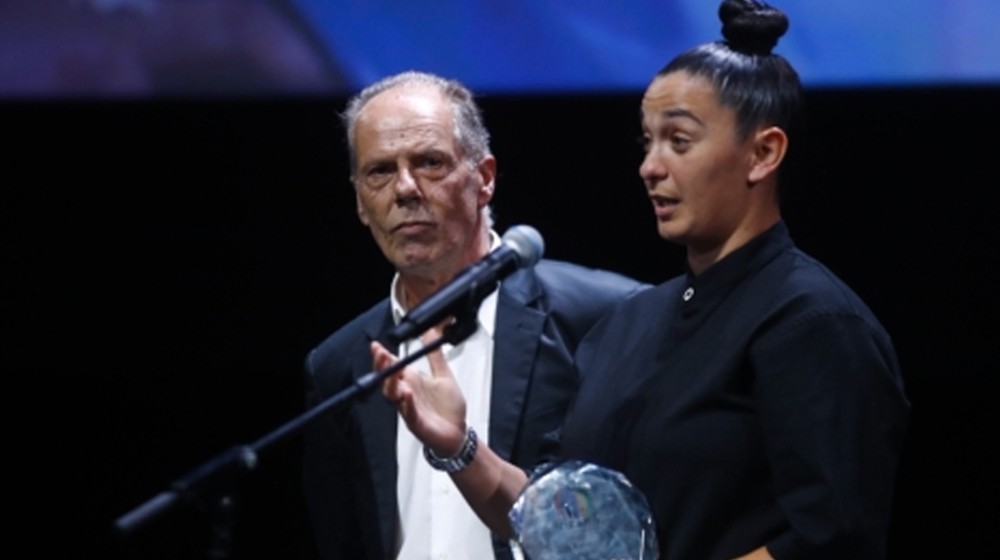 ΒΡΑΒΕΙΑ ΠΣΑΠΠ: Ο Ψαχνιώτης Αντώνης Πριόνας έδωσε την τιμητική πλακέτα στην Δανάη Σιδηρά (VIDEO)