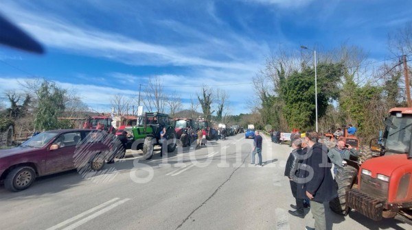 ΚΗΡΙΝΘΟΣ: Κλειστός ο δρόμος από τρακτέρ